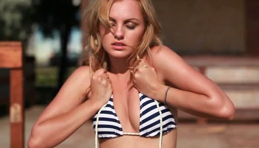 
	Alexandra Stan <span style="color: rgb(255, 0, 0);">are o noua tunsoare si E SATENA.</span> Fanii au apreciat-o pentru schimbarea de look. Iti place cum ii sta?
