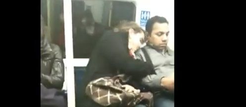 
	VIDEO AMUZANT. O femeie obosita se culca pe umarul vecinului din metrou. Vezi cum reactioneaza cand se trezeste:
