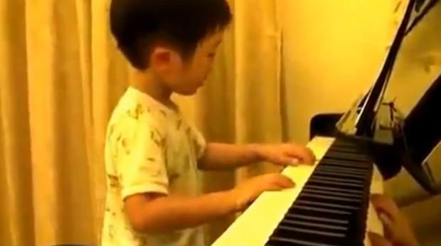 
	Un copil cu un talent impresionant. Are doar 5 ani si deja e un pianist genial: <span style="color: rgb(255, 0, 0);">Vezi dovada VIDEO</span>
