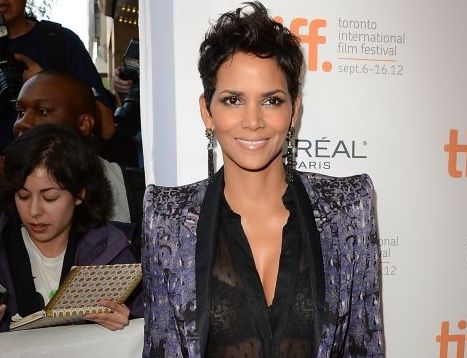 
	Halle Berry, <span style="color:#f00;">de nerecunoscut </span>in cel mai nou film al sau, &quot;Cloud Atlas&quot;. Cum a ajuns mulatra sa joace <span style="color:#f00;">rolul unei femei albe:</span>
