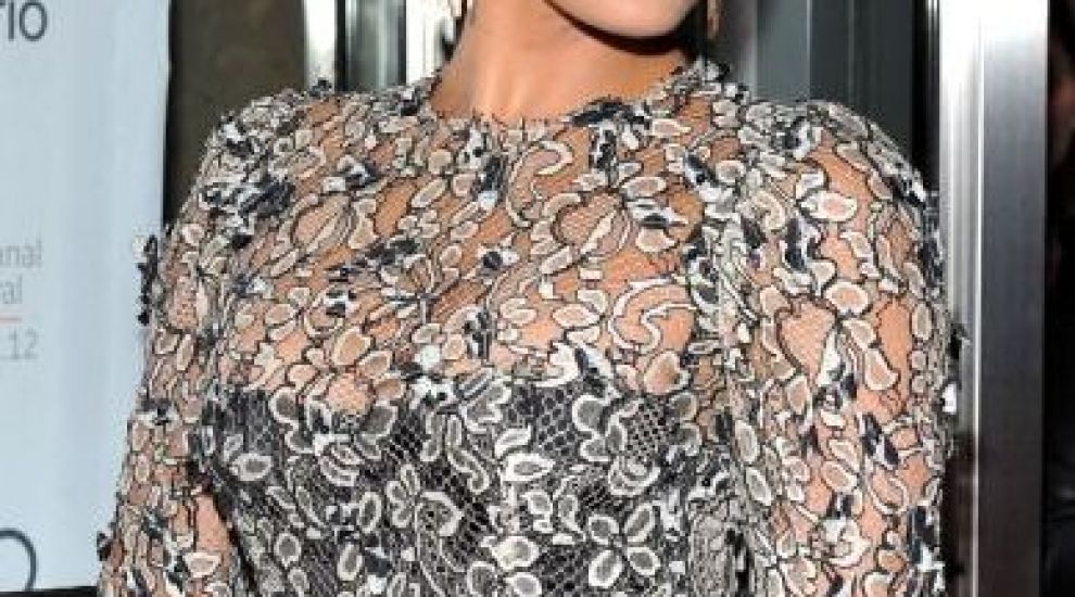 
	Eva Mendes si Ryan Gosling, <span style="color:#f00;">cel mai elegant cuplu de la Toronto.</span> Cum au atras cei doi toate privirile pe covorul rosu: FOTO
