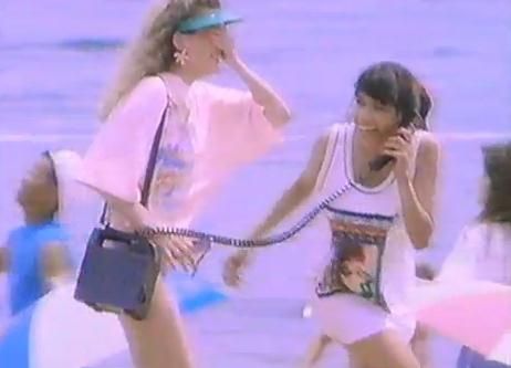 
	Sa ne amuzam un pic! Cum arata o reclama la telefoane mobile in 1989:&nbsp;&quot;Si costa DOAR 799$!&quot; VIDEO
