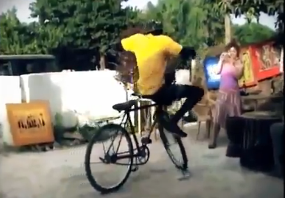 
	VIDEO Cel mai tare dans pe... bicicleta! Barbatul asta o sa te lase mut de uimire cand o sa vezi ce poate sa faca pe doua roti
