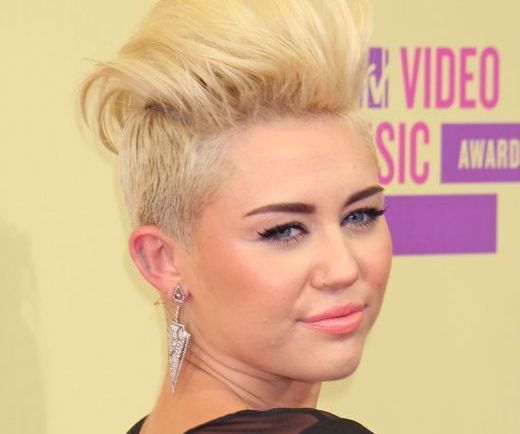 
	Miley Cyrus,&nbsp;<span style="color: #f00">imbracata doar cu centura de siguranta,</span>&nbsp;la volanul masinii ei.&nbsp;Vezi imaginile care au aprins imaginatia fanilor
