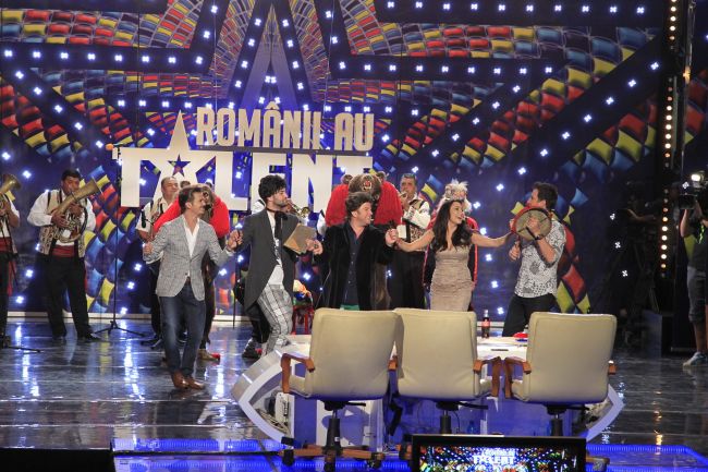 
	Andra s-a distrat copios la preselectiile &quot;Romanii au talent&quot;. Ce poze si-a facut ea alaturi de Andi Moisescu si Mihai Petre
