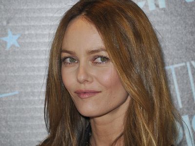 
	Vanessa Paradis are o noua relatie. Uite <span style="color: rgb(255, 0, 0);">cu cine l-a inlocuit pe Johnny Depp.</span> FOTO
