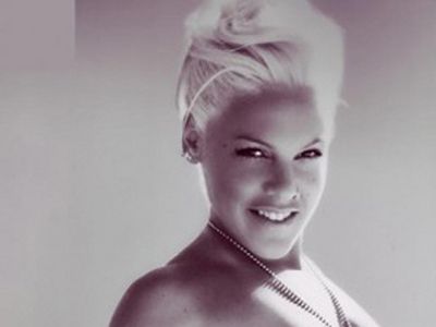 
	&quot;Exposed&quot;: Pink s-a dezbracat pentru Bryan Adams. FOTO
