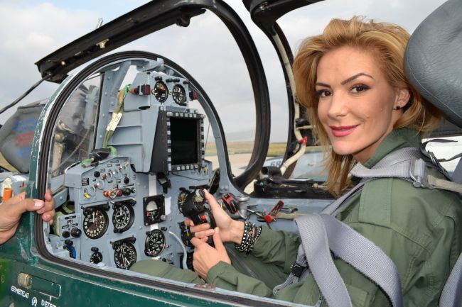 
	Prima femeie din Romania care va zbura civil cu aeronava MIG21 Lancer:&nbsp;<span style="color:#f00;">Roxana Ciuhulescu va zbura cu un supersonic</span>
