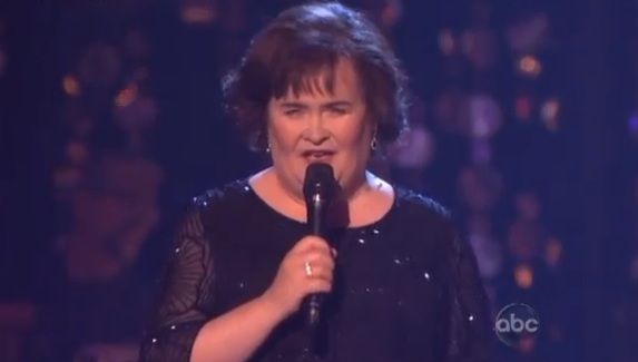 
	Susan Boyle<span style="color:#f00;">, intr-o ipostaza neobisnuita:</span>&nbsp;s-a lasat coplesita de emotii pe scena! Vezi cel mai dificil duet al artistei: VIDEO
