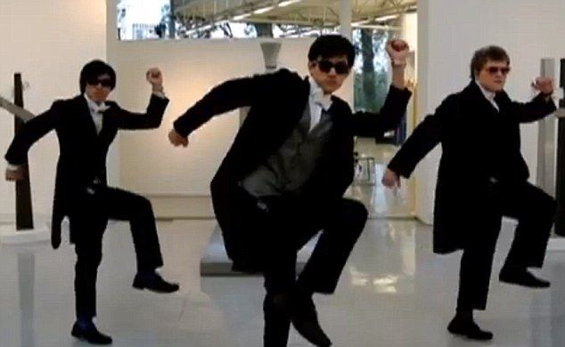 
	Gangnam Style a devenit Eton Style!&nbsp; Vezi <span style="color:#f00;">ce super parodie au facut sase baieti </span>care au invatat in aceeasi scoala cu Printul William si Harry
