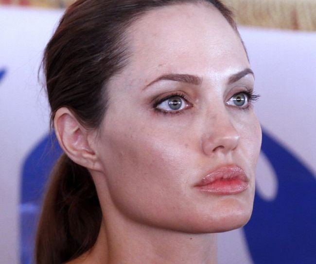 
	Angelina Jolie, <span style="color:#f00;">departe de femeia fatala de altadata: </span>picioare scheletice, maini extrem de subtiri cu venele umflate. FOTO
