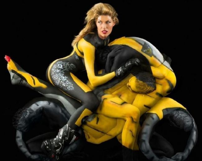 
	Body painting dus la extrem: Crezi ca e o femeie pe motocicleta? Uita-te mai bine: FOTO
