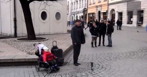 
	Imagini emotionante. Un copil canta impreuna cu un barbat pe strada: VIDEO
