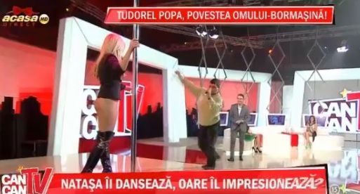 Tudorel Popa, simpaticul concurent de la &quot;Romanii au talent&quot; a primit de Mos Nicolae un &quot;cadou&quot; blond, topless, care a dansat pentru el la bara