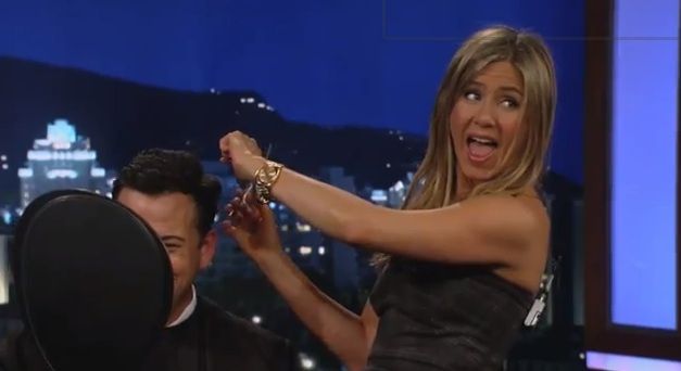 
	Talentul neasteptat al lui Jennifer Aniston. S-a jucat de-a frizerita in direct la TV: VIDEO
