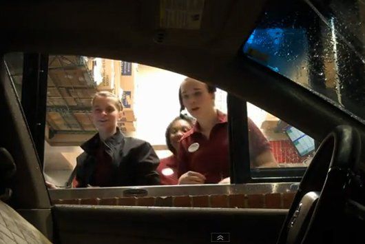 
	Soferul invizibil comanda mancare la fast food. Farsa amuzanta la care au ras milioane de oameni: VIDEO
