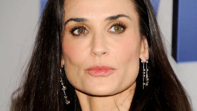 
	Demi Moore i-a &quot;suflat&quot; iubitul fiicei ei. Ar putea sa-i fie mama. Ea are 50 de ani, el 31
