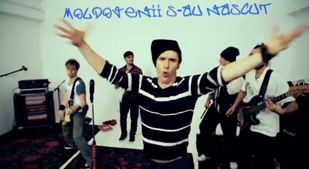 
	Zdob si Zdub au lansat un nou single, &quot;Moldovenii s-au nascut&quot;, la &quot;Happy Hour&quot;. Asculta si tu piesa aici
