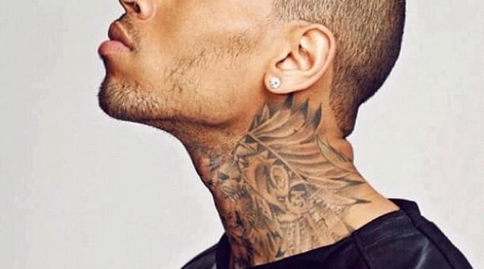 
	Chris Brown, victima unei farse. Cantaretul s-a trezit din nou cu politia la usa lui
