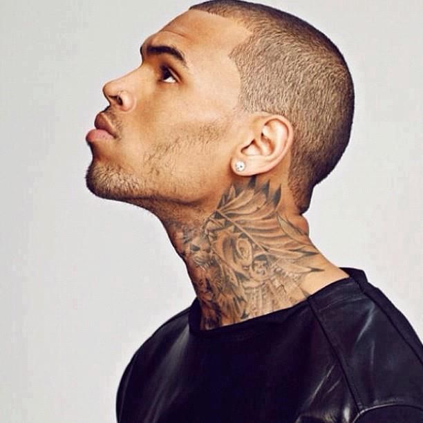 
	Chris Brown, victima unei farse. Cantaretul s-a trezit din nou cu politia la usa lui
