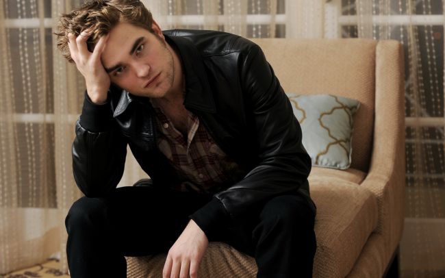 
	Robert Pattinson a inlocuit-o pe Kristen Stewart cu o australianca. E sau nu mai frumoasa decat actrita din &quot;Twilight&quot;?
