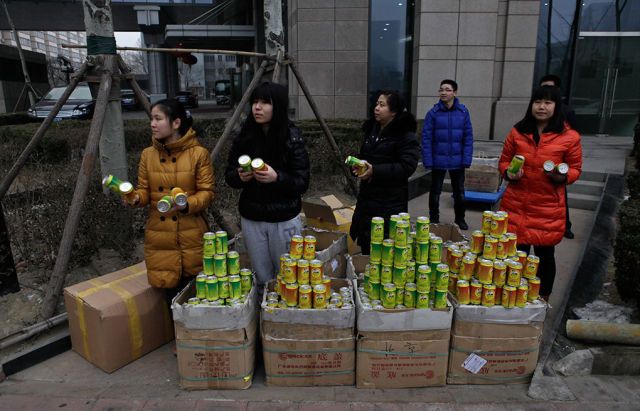 
	Chinezii sunt in stare sa faca afaceri din orice. Nici nu iti imaginezi ce se afla in aceste doze pe care le vand pe strada
