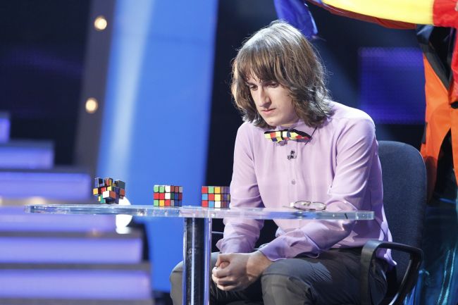 
	Cristian Leana, finalistul de la &quot;Romanii au talent&quot;, dezvaluie cum reuseste sa rezolve un cub Rubik in cateva secunde. Afla-i metoda!
