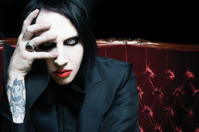 
	Marilyn Manson si-a speriat teribil fanii. A lesinat pe scena, in plin concert
