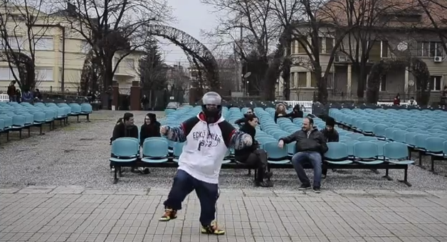 
	Nebunia &quot;Harlem Shake&quot; a ajuns in Romania. Sute de tineri din Craiova, Iasi, Timisoara sau Bacau au cucerit internetul cu dansul lor
