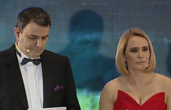 
	Andreea Esca, eleganta intr-o rochie rosie, cu umerii goi, la Gala Mediafax 2013. FOTO
