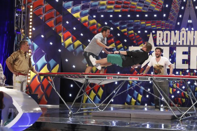 
	Smiley si Bartos, sarituri la trambulina in timpul show-ului &quot;Romanii au talent&quot;
