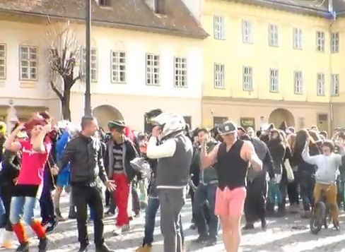 
	Isteria &quot;Harlem Shake&quot; a ajuns in Sibiu. Sute de tineri au dansat in Piata Mare: VIDEO
