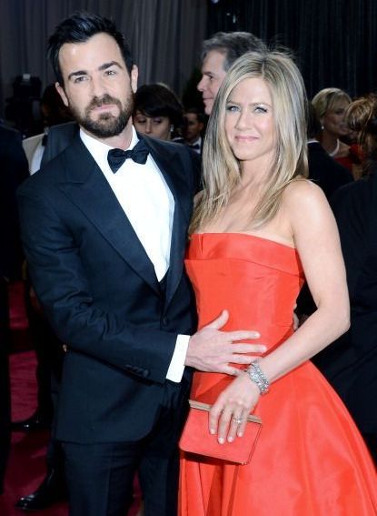 
	Jennifer Aniston, stralucitoare intr-o rochie rosie in noaptea Oscarurilor. Vezi cele mai tari cupluri de la Oscar 2013
