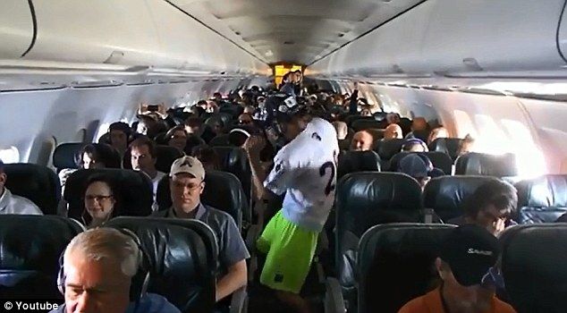 
	Nu s-au gandit nici macar o clipa ca ar putea sa se prabuseasca. Au facut Harlem Shake in timp ce zburau intr-un avion
