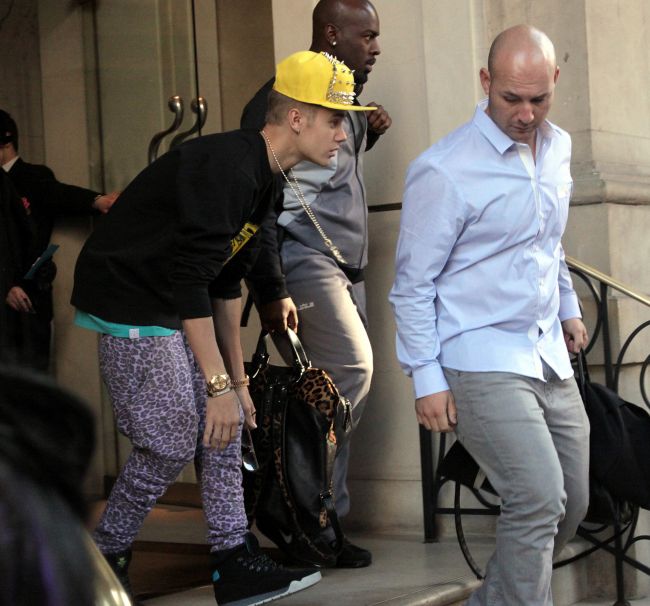 
	Cu doua ceasuri, sapca cu tinte si pantaloni leopard. Justin Bieber si-a sperit fanii cand a iesit din hotel: FOTO
