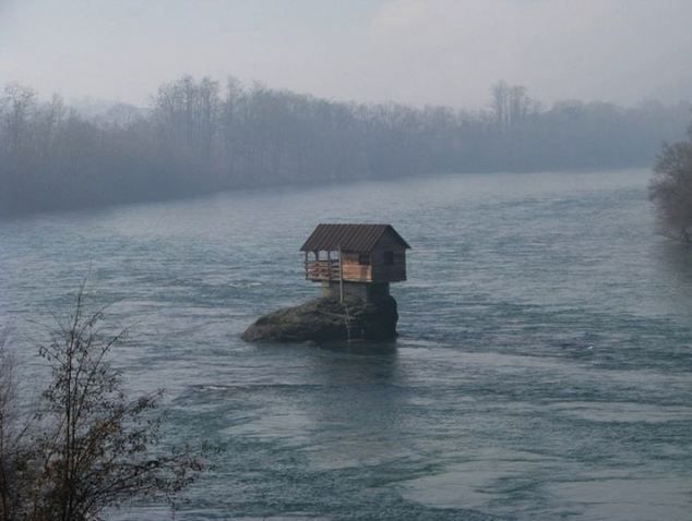 
	Casa asta este construita pe o piatra in mijlocul unui rau. Uite cum arata atunci cand vin inundatiile: VIDEO
