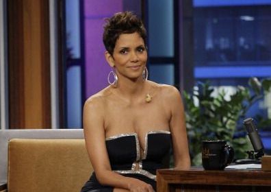 
	Halle Berry a atras atentia cu un decolteu generos in emisiunea lui Jay Leno: actrita a confirmat ca va juca in noul film X-men
