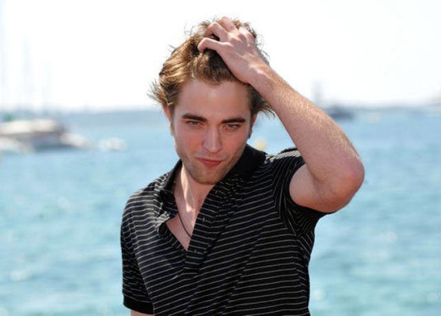 
	Robert Pattinson si-a schimbat radical look-ul. Vezi cum arata dupa transformarea care le-a nemultumit pe admiratoare
