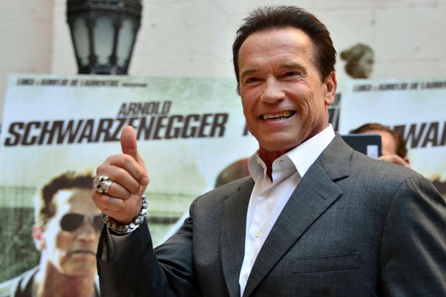 
	Asa tata, asa fiu! Cum arata fiul lui Arnold Schwarzenegger impreuna cu iubita sa la plaja
