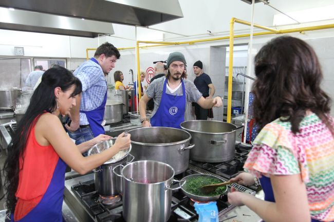 
	Spiritele se incing la &quot;MasterChef&quot;. Concurentii trebuie sa gateasca pentru 200 de persoane la cantina sociala. ACUM la ProTV si pe Voyo.ro
