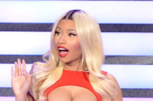 
	Nicki Minaj, cea mai controversata aparitie la un show TV. Nimeni nu si-a putut dezlipi privirea de pe decolteul ei: FOTO
