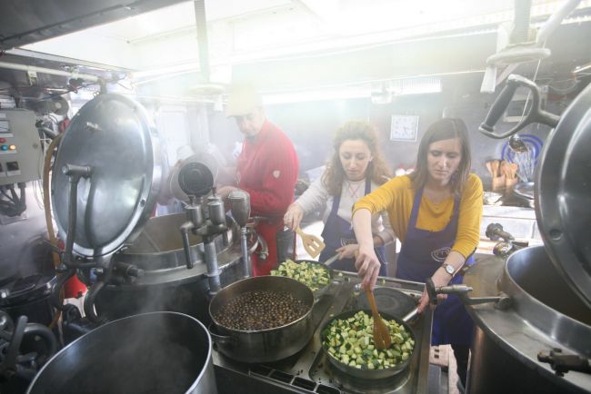 
	Concurentii de la &quot;MasterChef&quot;, cat pe ce sa dea foc Bricului Mircea. Cateva secunde i-au despartit de un dezastru
