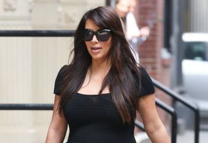 
	Kim Kardashian o da iar in bara. S-a chinuit sa incapa intr-o rochita transparenta si s-a facut de rusine in plina strada: FOTO
