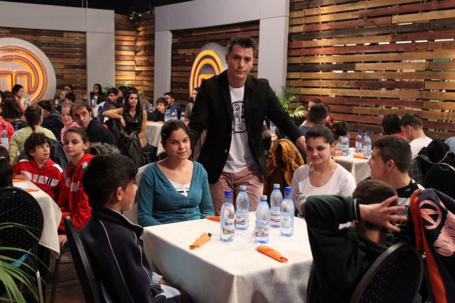 
	Razvan Fodor, un adevarat crai. Le-a fascinat pe pustoaicele invitate la &quot;MasterChef&quot;. Ce au vazut copiii pe platourile de filmare de la Buftea: VIDEO
