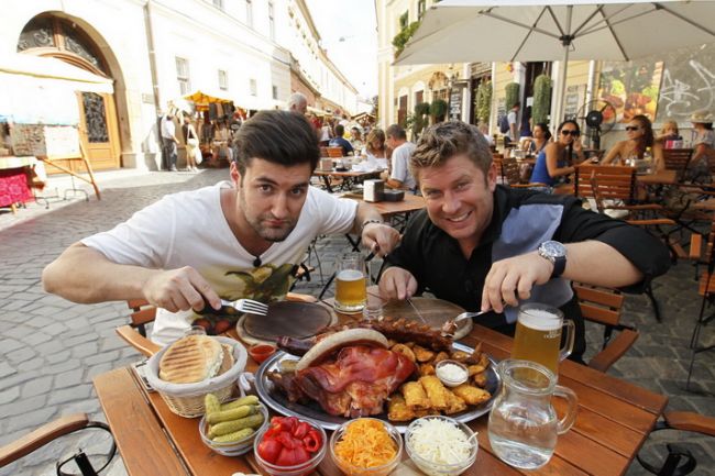 
	Cum petrec Pastele Smiley, Pavel Bartos si Andi Moisescu
