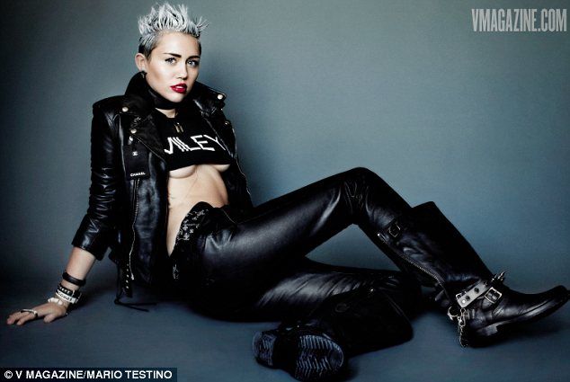 
	Miley Cyrus isi expune nurii in cel mai obraznic pictorial al ei de pana acum. Vezi imaginile hot
