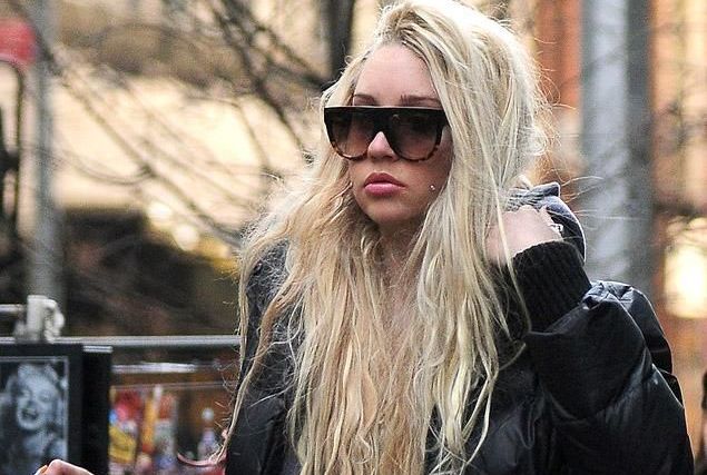 
	Noua oita neagra a Hollywoodului reuseste sa socheze din nou. Amanda Bynes, cu sanii dezgoliti, intr-o tinuta indecenta
