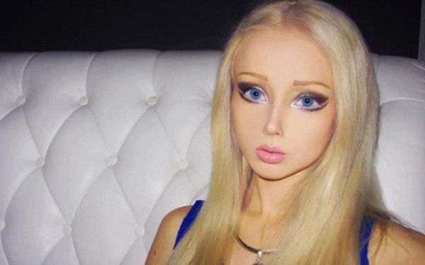 Este de nerecunoscut! Cum arata Valeria Lukyanova, supranumita femeia-Barbie, atunci cand nu este machiata deloc