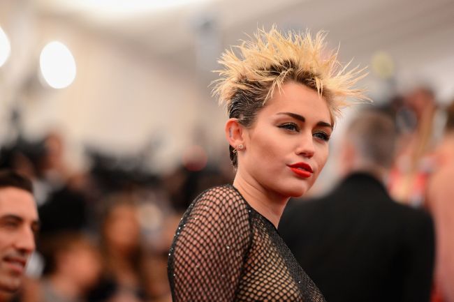 
	Miley Cyrus, aparitie dezastruoasa la Gala Met. Cum arata tinuta pentru care ar trebui sa-si concedieze stilistii
