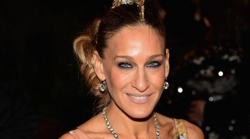 
	Sarah Jessica Parker, accident vestimentar pe covorul rosu. Cum a reusit sa le arate fotografilor totul
